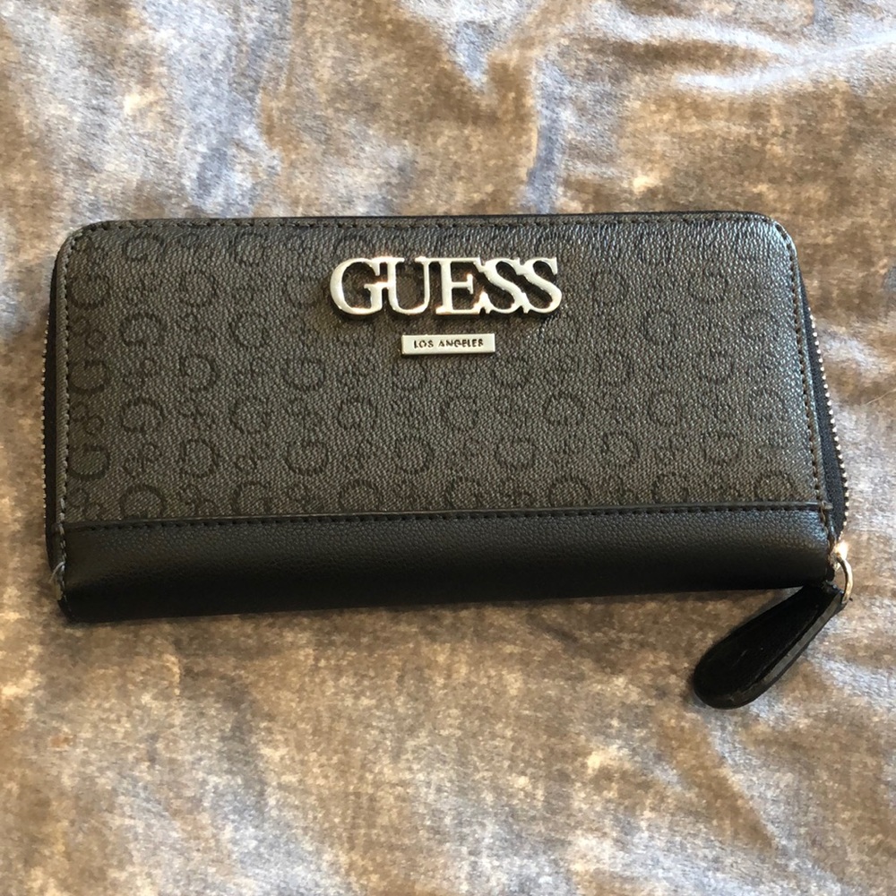 LIKE NEW!! Guess Logo wallet